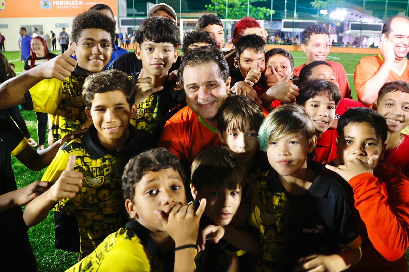 grupo de pessoas posa para a foto